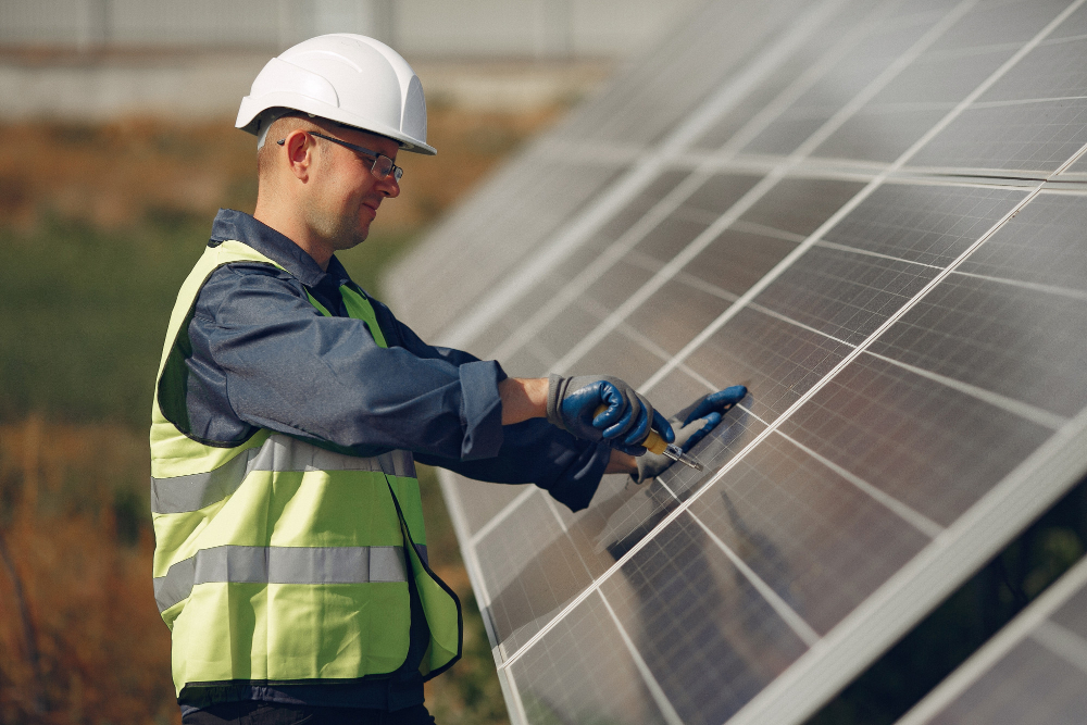 Garantire l’Efficienza degli Impianti Fotovoltaici: l’Importanza della Manutenzione Regolare